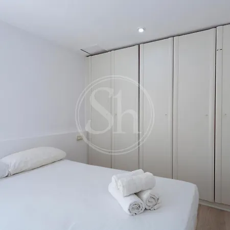Practico Con Terraza En Eixample Daire Barselona